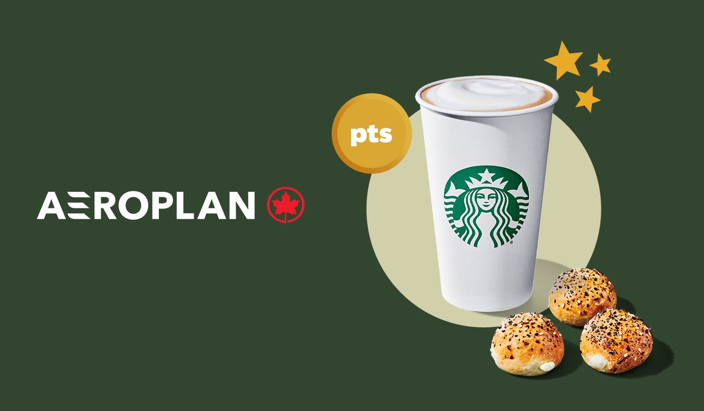 Un latte Starbucks dans un gobelet blanc entouré de trois étoiles, de trois bouchées de bagel et du logo Aéroplan, sur un fond vert.