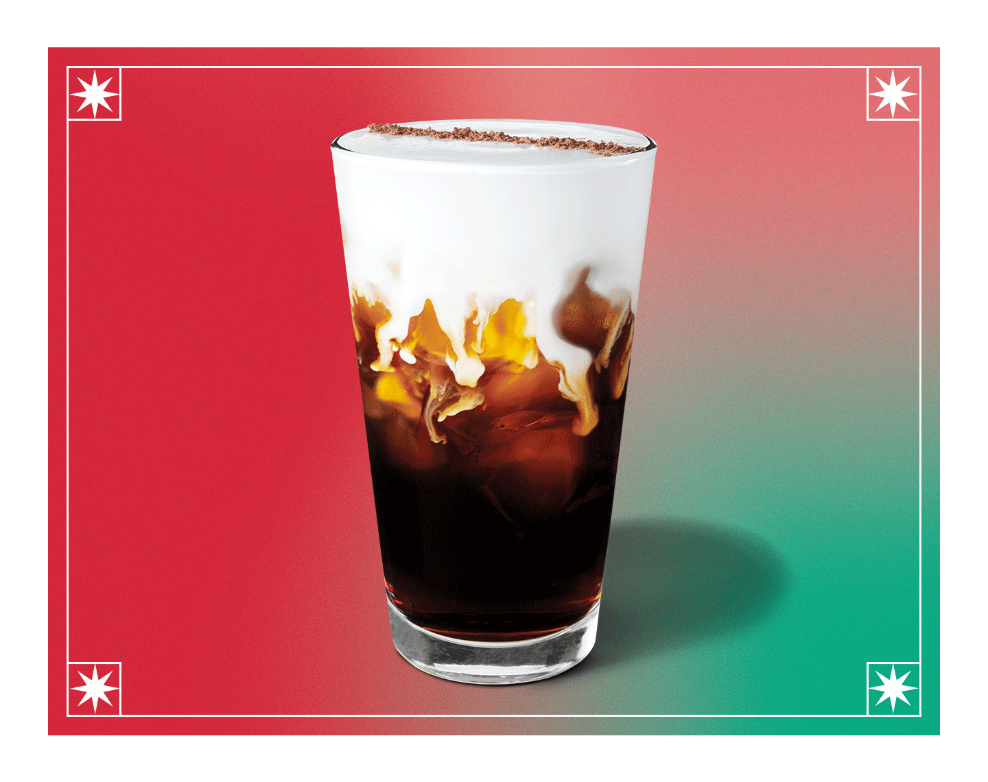 Du café infusé à froid avec du sirop à la crème irlandaise, garni de mousse froide de crème sucrée à la vanille avec une ligne de cacao en poudre.