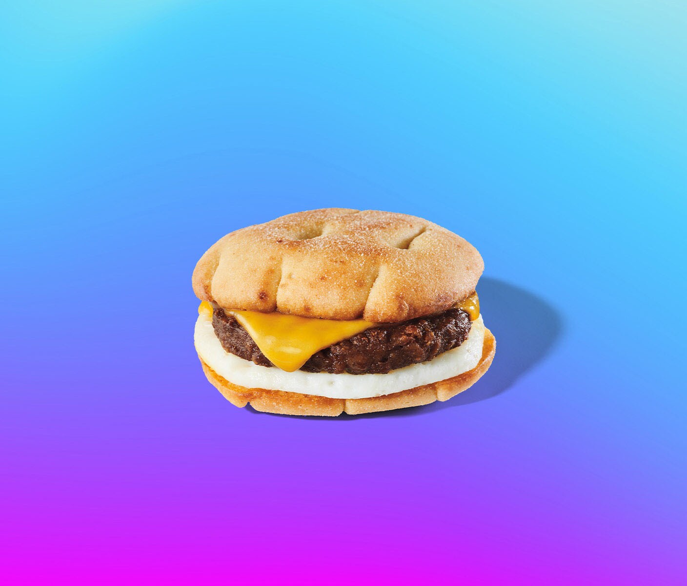 Sandwich déjeuner avec oeuf et fromage sur un pain rond