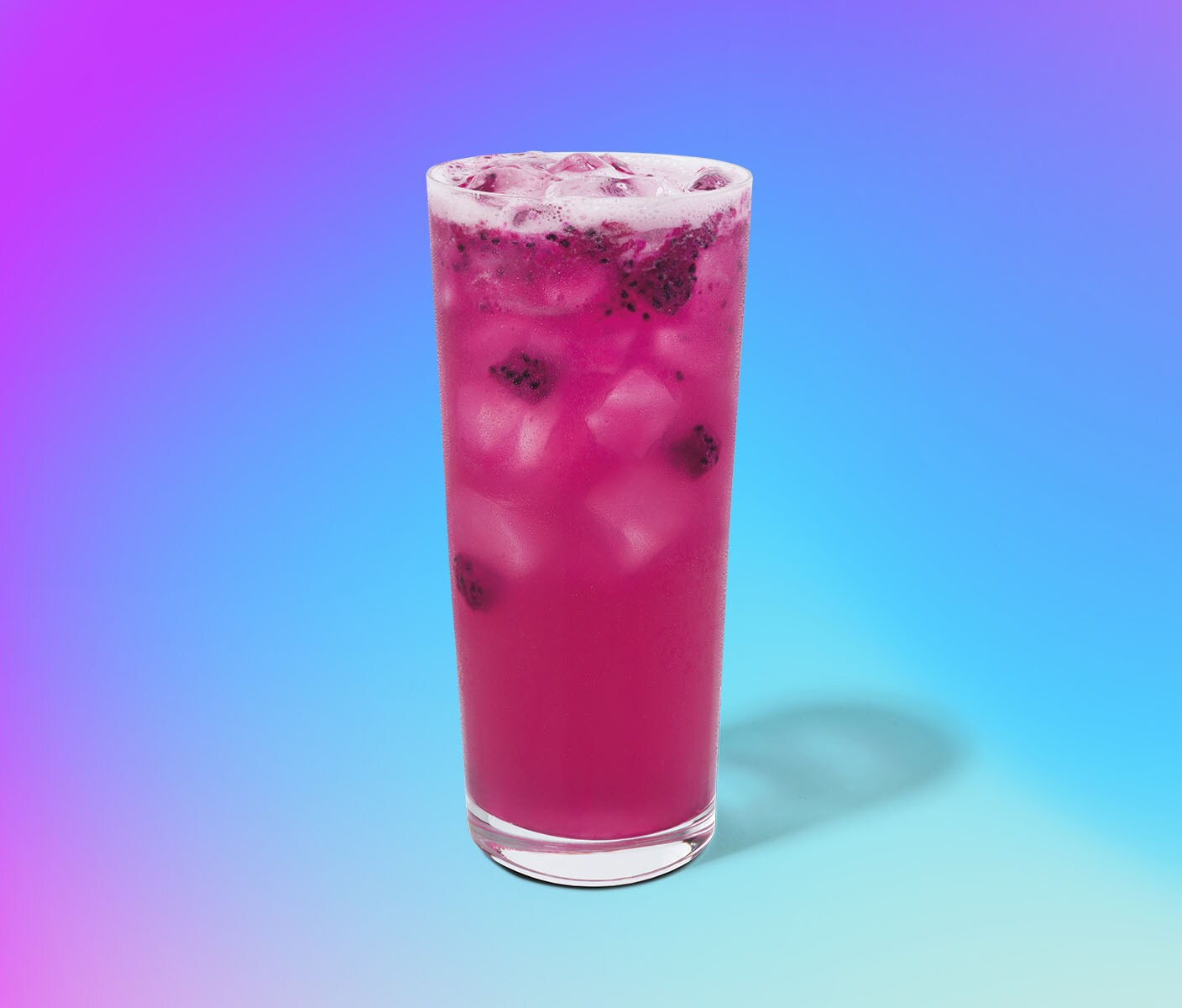 Boisson rose vif dans un grand verre