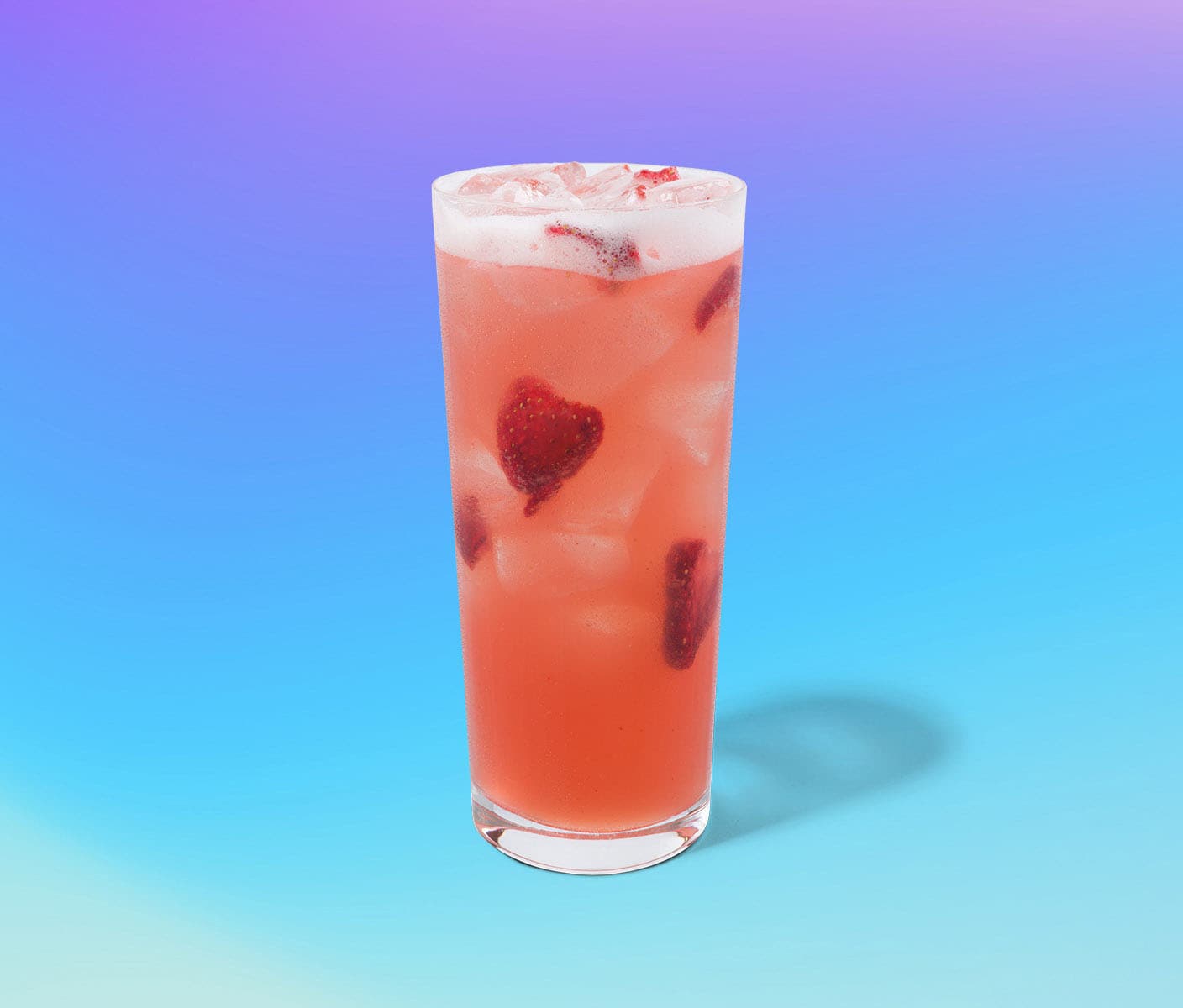 Boisson glacée dans un grand verre avec des fraises