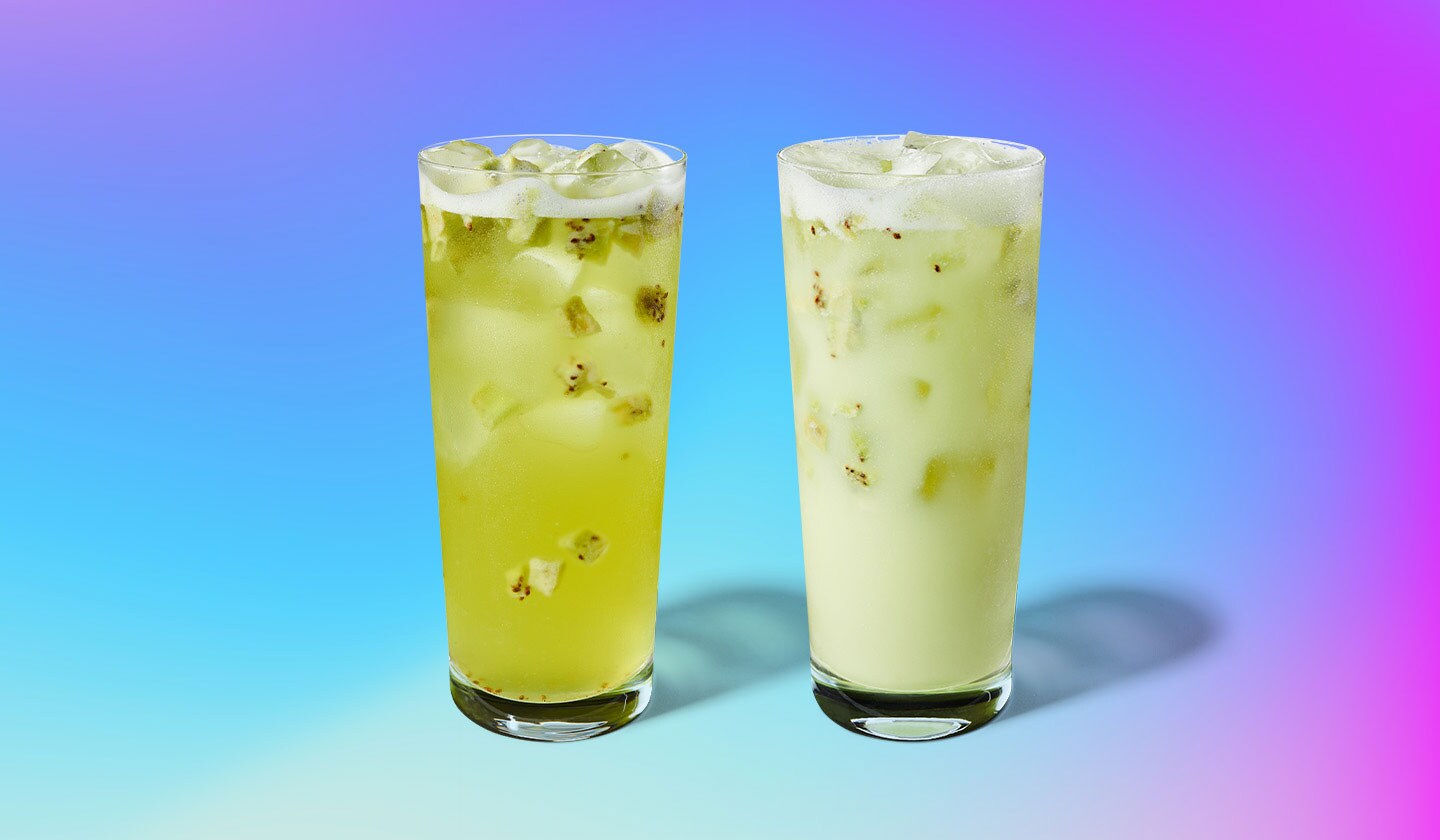 Deux boissons glacées de couleur verte dans des verres transparents