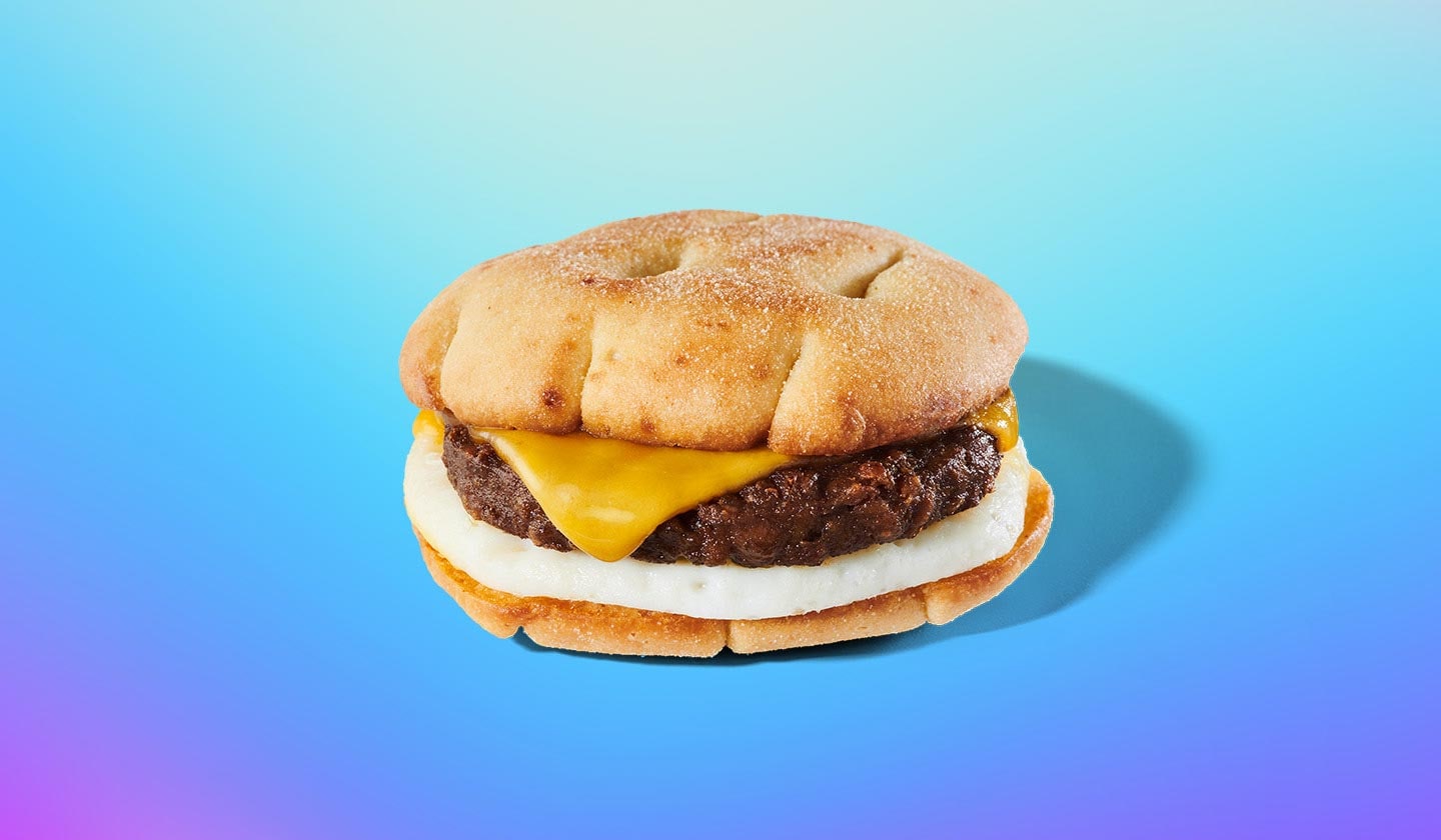 Un sandwich déjeuner fait avec une galette sans viande et un œuf