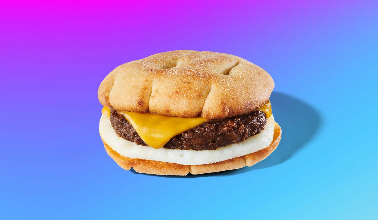 Un sandwich déjeuner fait avec une galette sans viande et un œuf