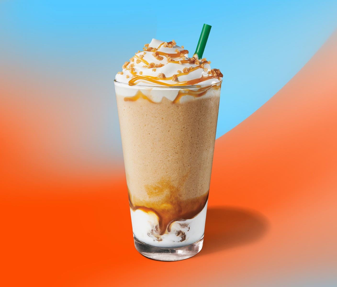 Une boisson frappée au café avec une garniture de crème fouettée dans un verre transparent