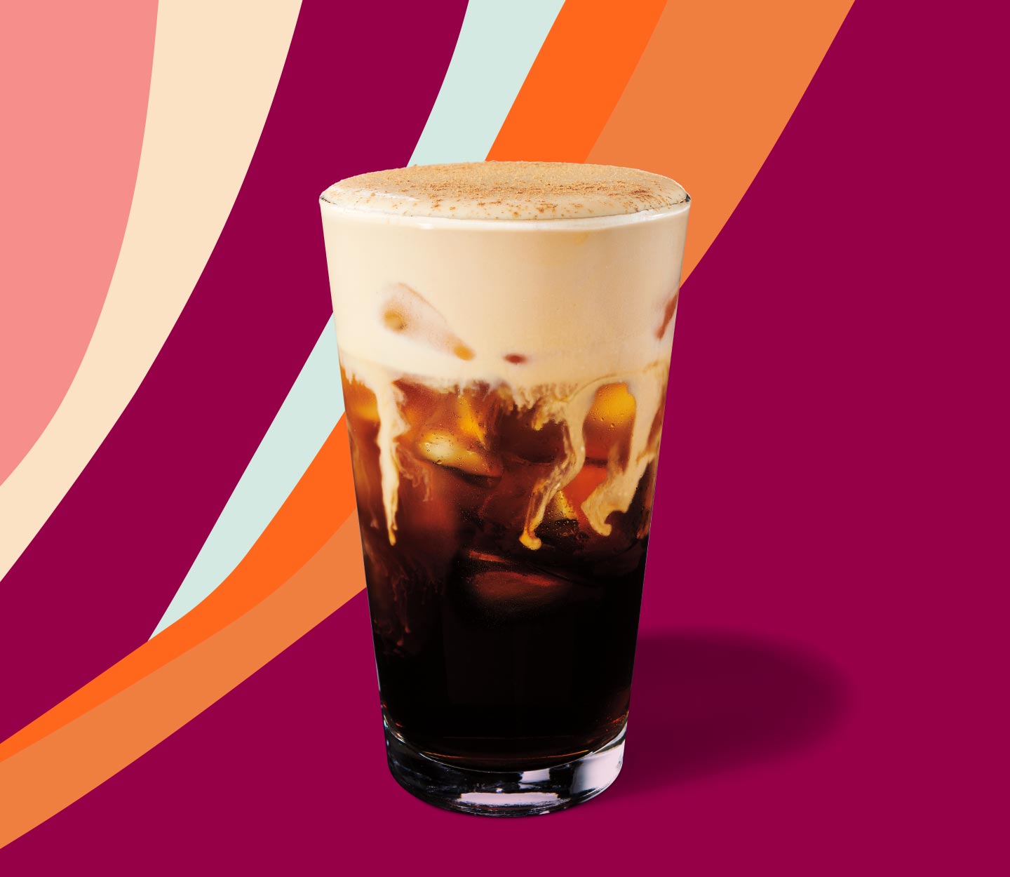 Café infusé à froid avec crème dans un grand verre.