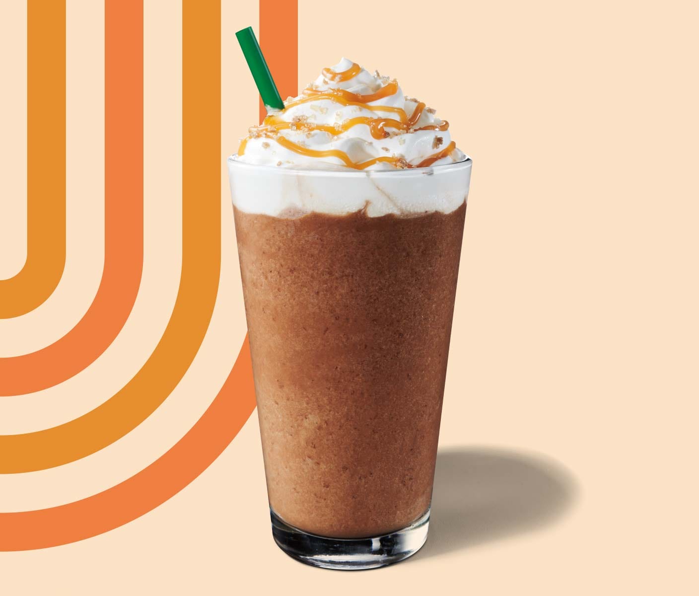 Une boisson frappée avec de la crème fouettée dans une tasse.
