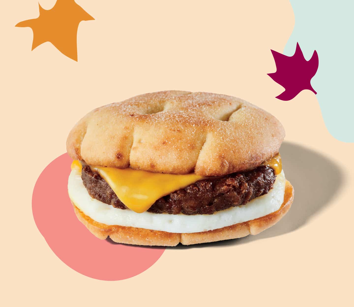 Sandwich déjeuner avec une galette d’origine végétale, du fromage fondu et un œuf.