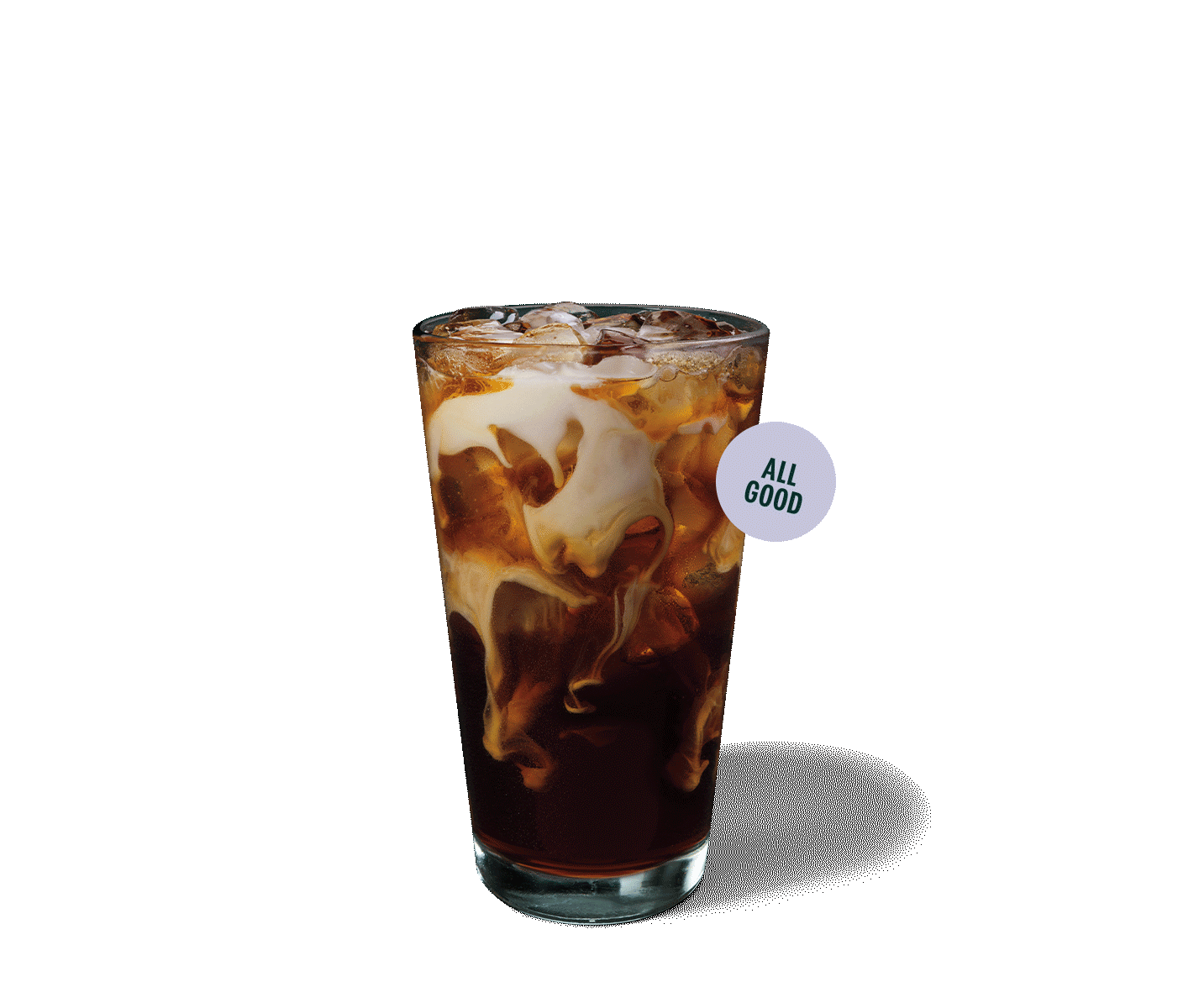 Café infusé à froid avec crème à la vanille dans un verre.