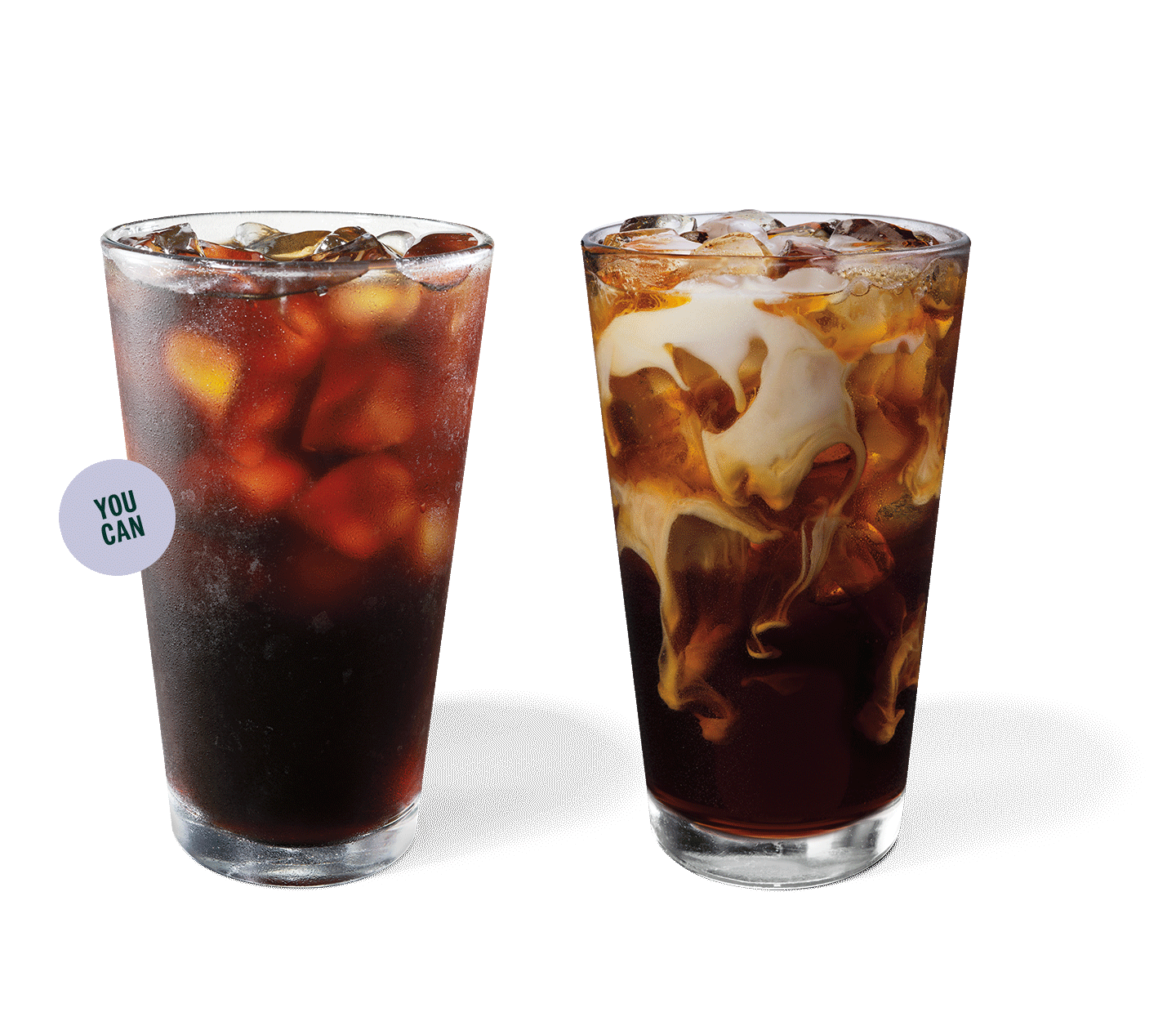 Café infusé à froid et café infusé à froid avec crème à la vanille dans des verres.