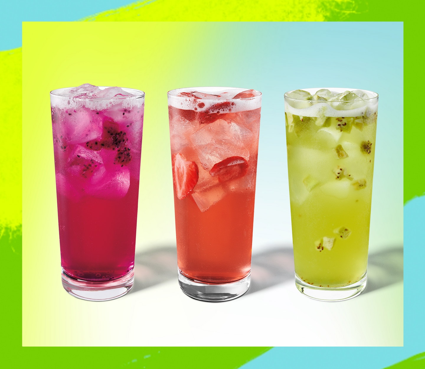 Trois boissons glacées de couleurs vives dans des verres.
