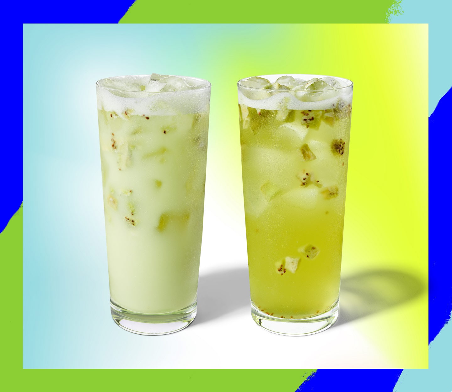 Deux boissons glacées dans des grands verres identiques sont placées côte à côte.