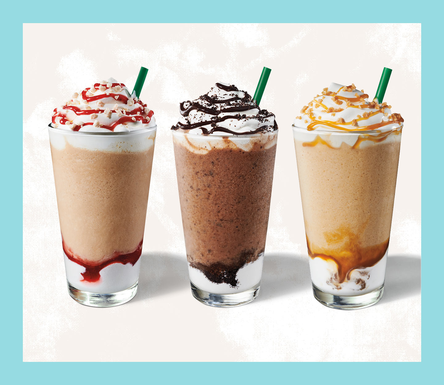 Trois boissons frappées côte à côte avec une paille et des verres identiques.