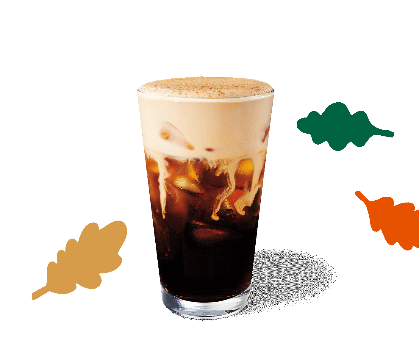 Un café infusé à froid avec crème à la citrouille avec des feuilles d'automne.