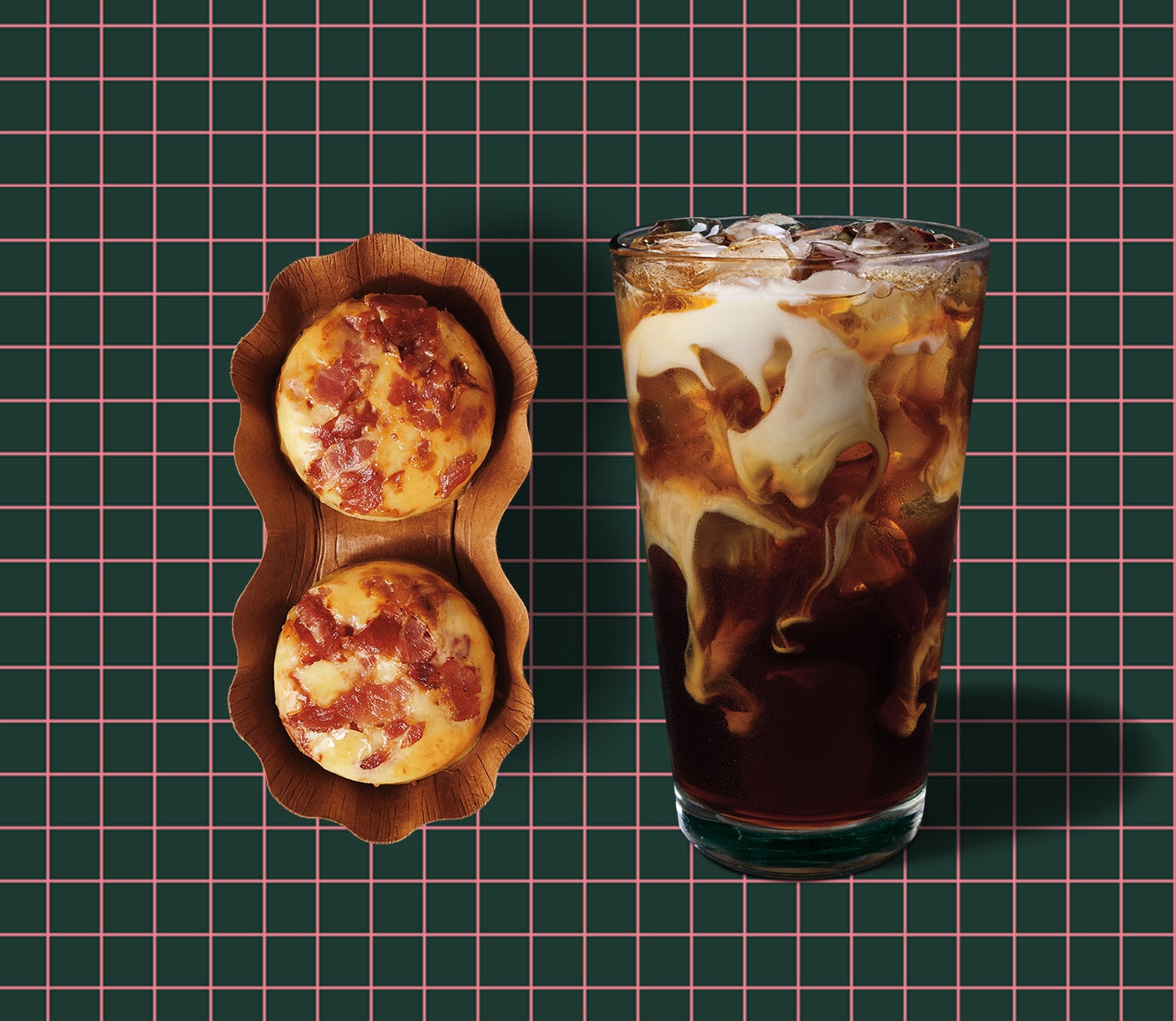Des bouchées aux œufs cuisson sous vide et un café infusé à froid sur un fond quadrillé.