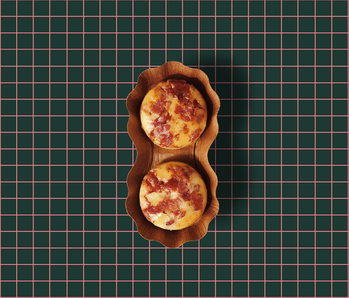Des bouchées aux œufs cuisson sous vide sur un fond quadrillé.
