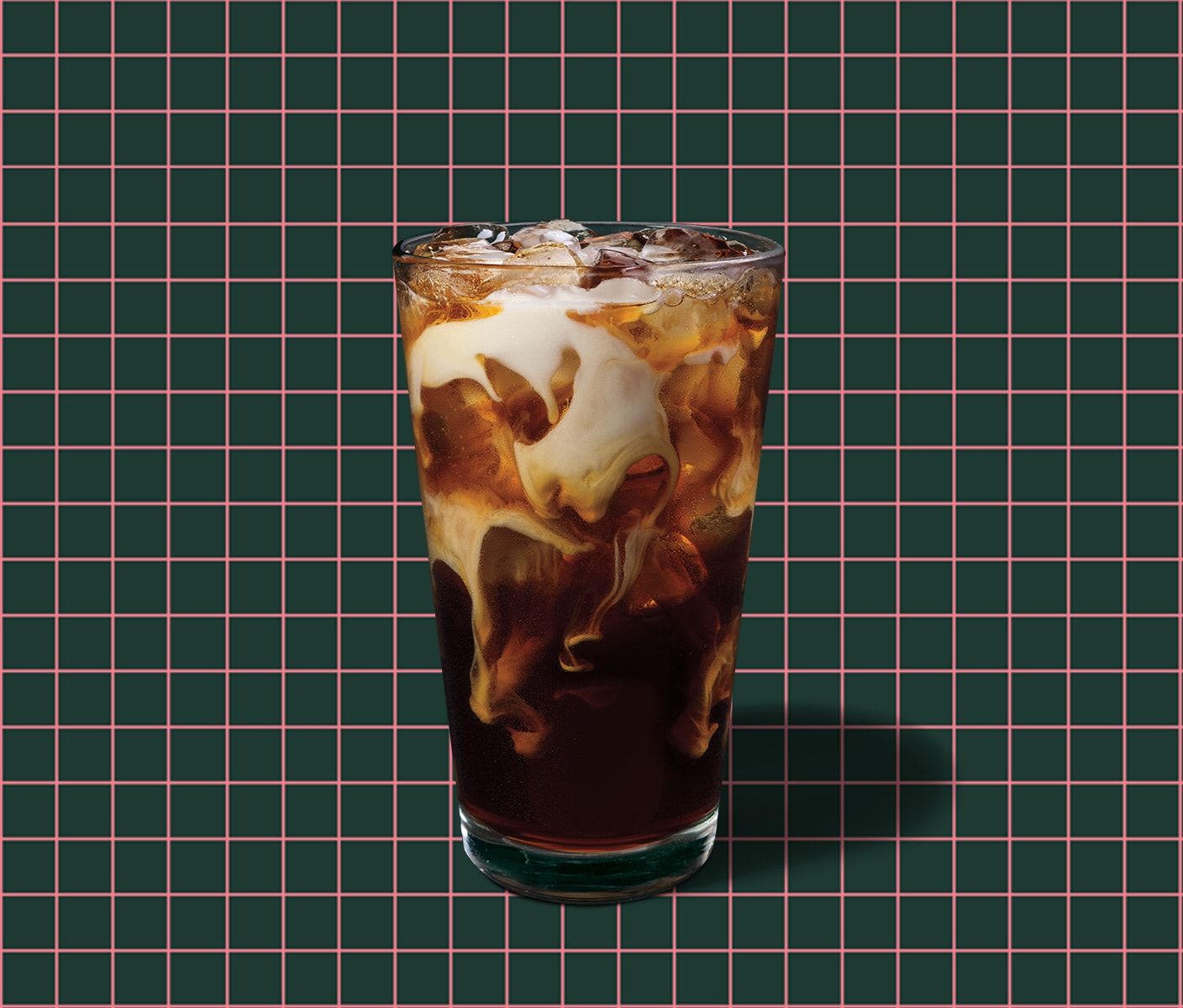 Un café infusé à froid avec crème à la vanille sur un fond quadrillé.