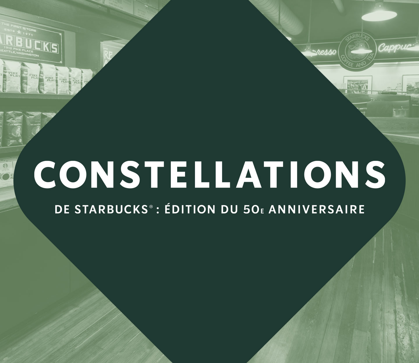 Les mots Constellations de Starbucks® : édition du 50e anniversaire dans un triangle par dessus une photo de l'intérieur du magasin Pike Place.