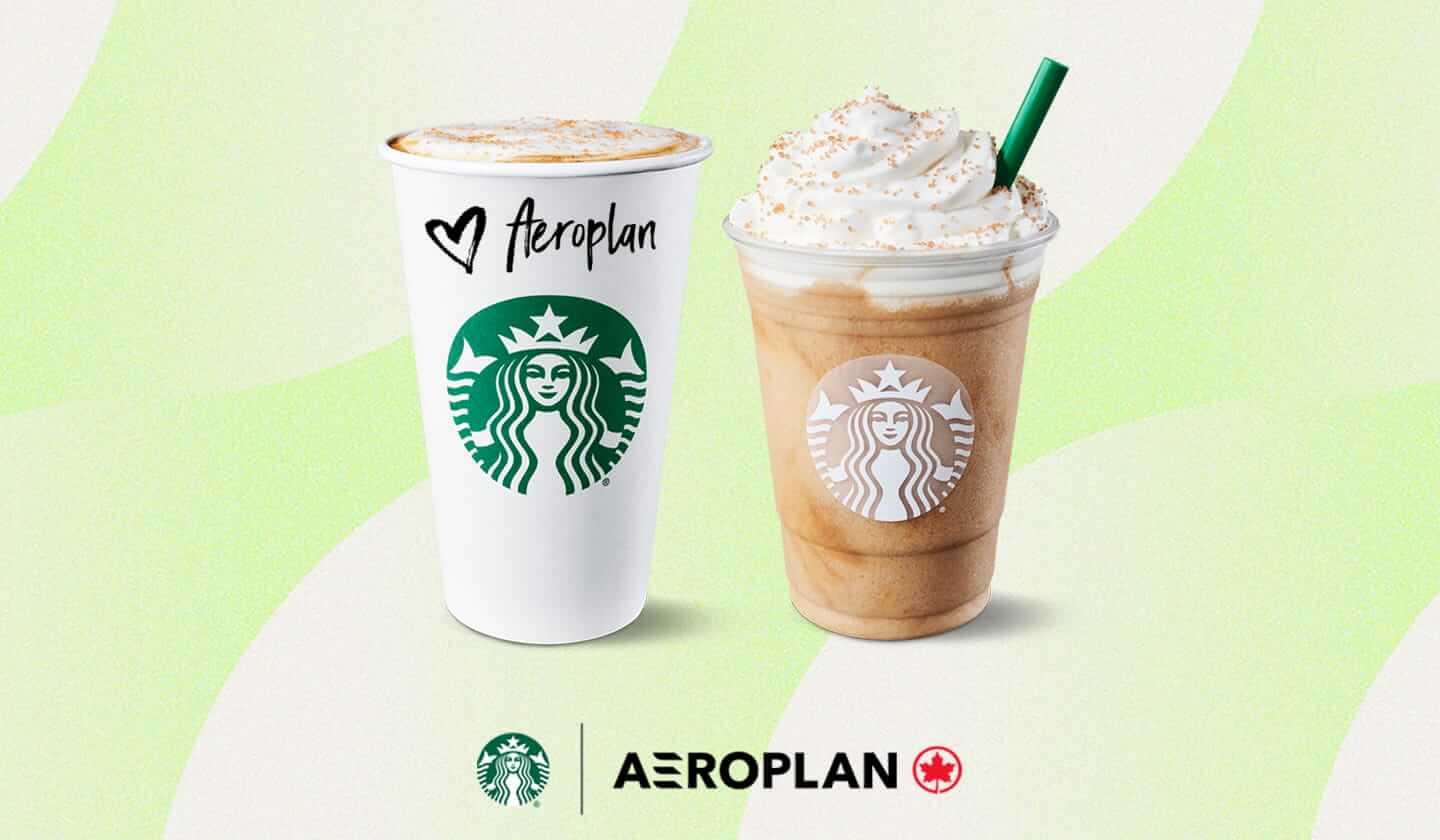 Un gobelet Starbucks et une tasse Starbucks avec l’inscription « Aéroplan ».