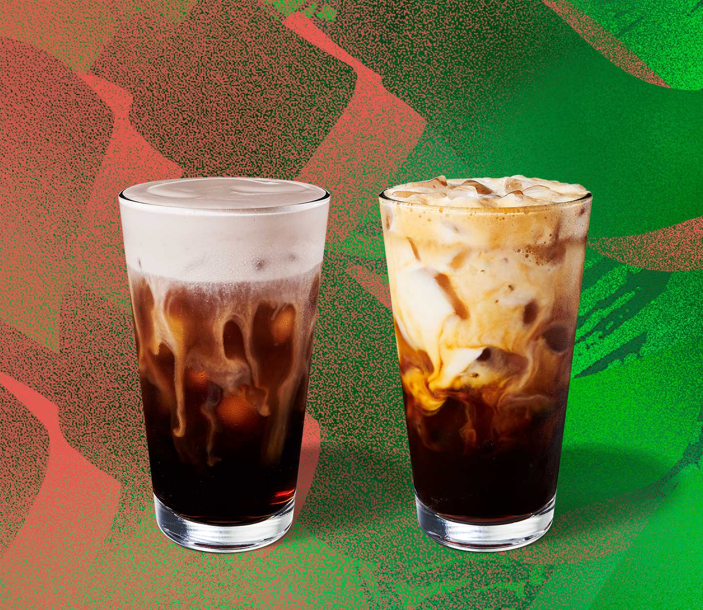 Une boisson glacée à base de café garnie de mousse et une boisson glacée et marbrée à base de café dans de grands verres.