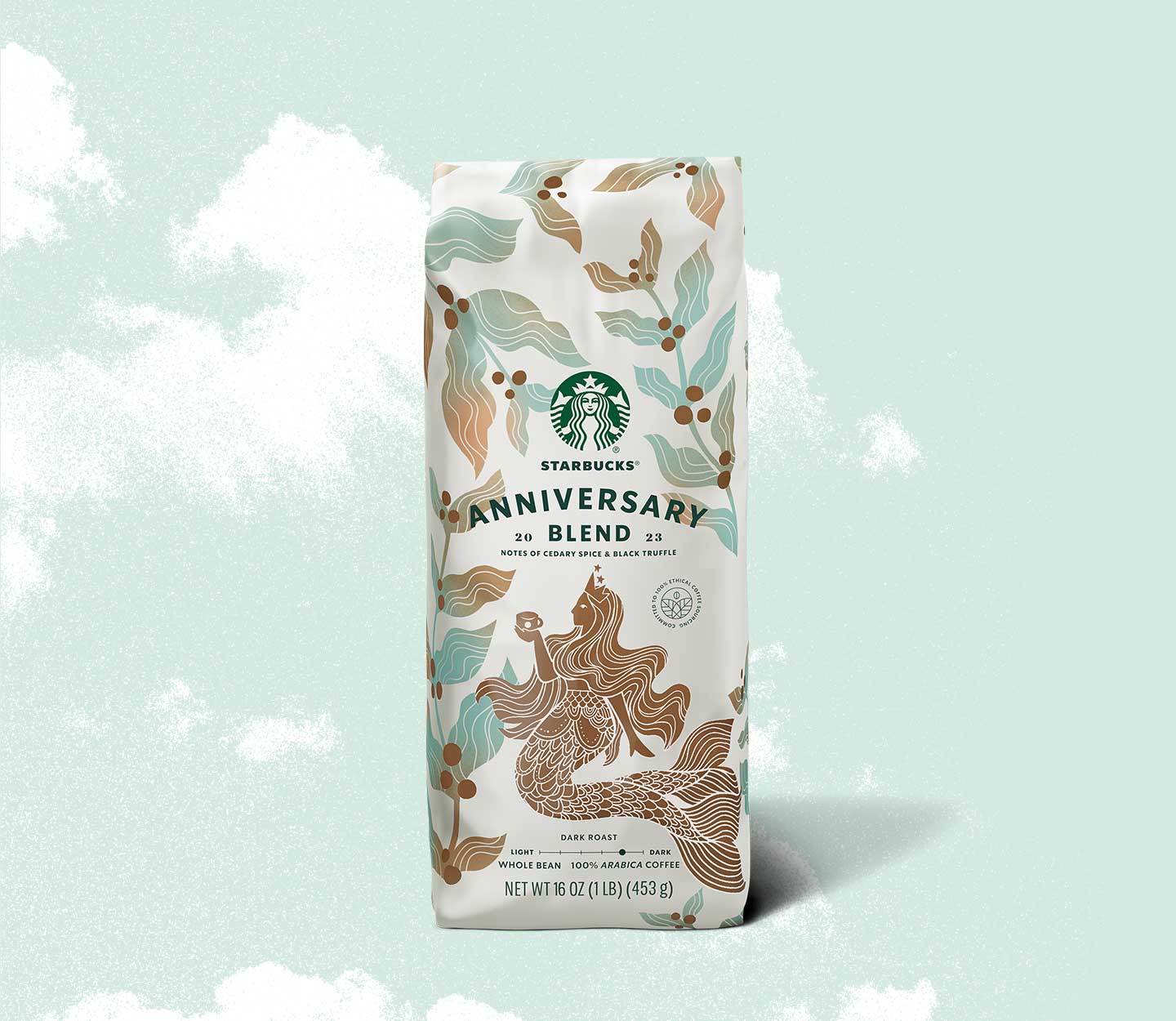 Un sac de café orné d’une illustration de la sirène Starbucks arborant des teintes de brun sur un fond vert pâle.