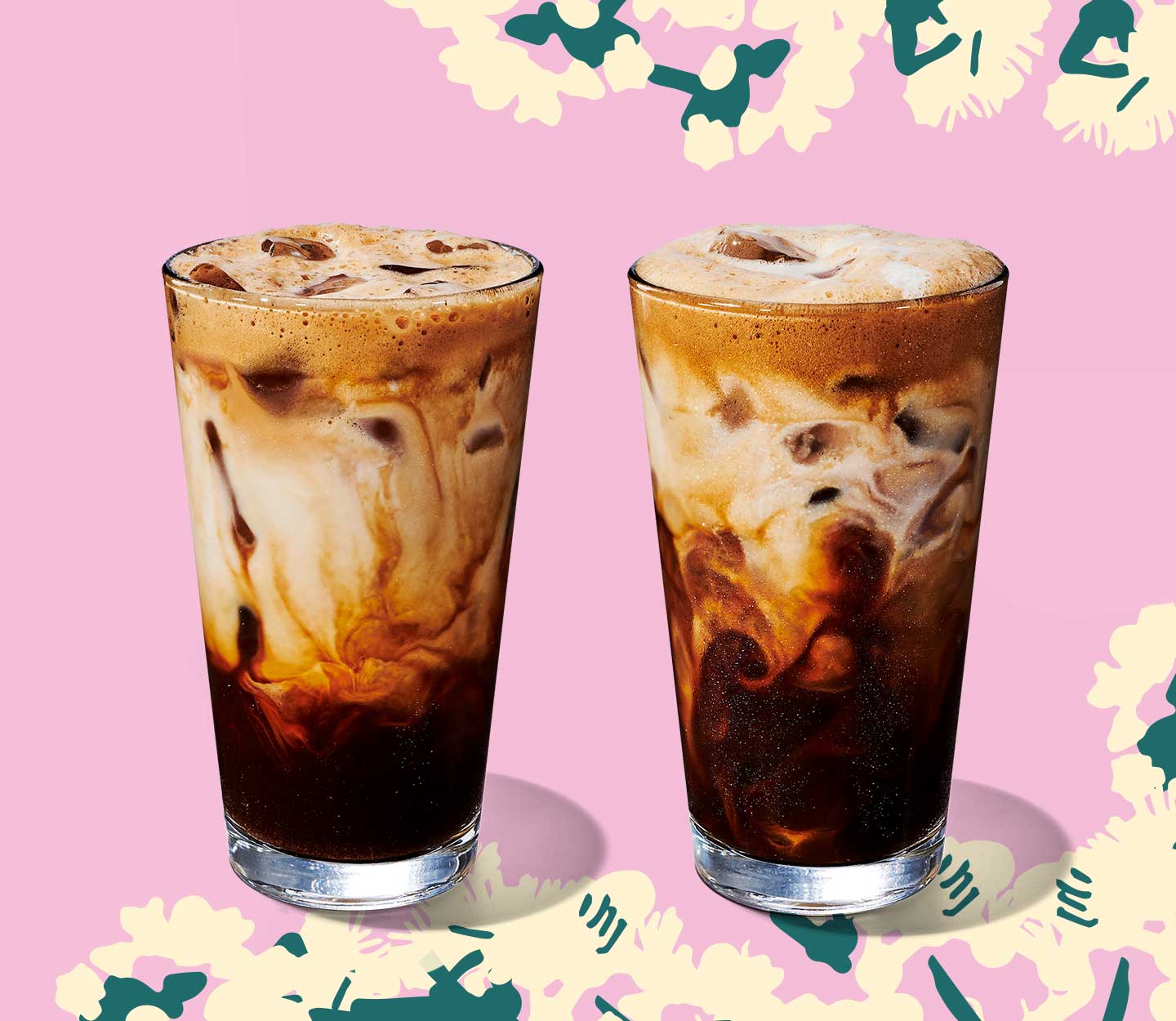 Deux boissons glacées et marbrées à base de café dans de grands verres.