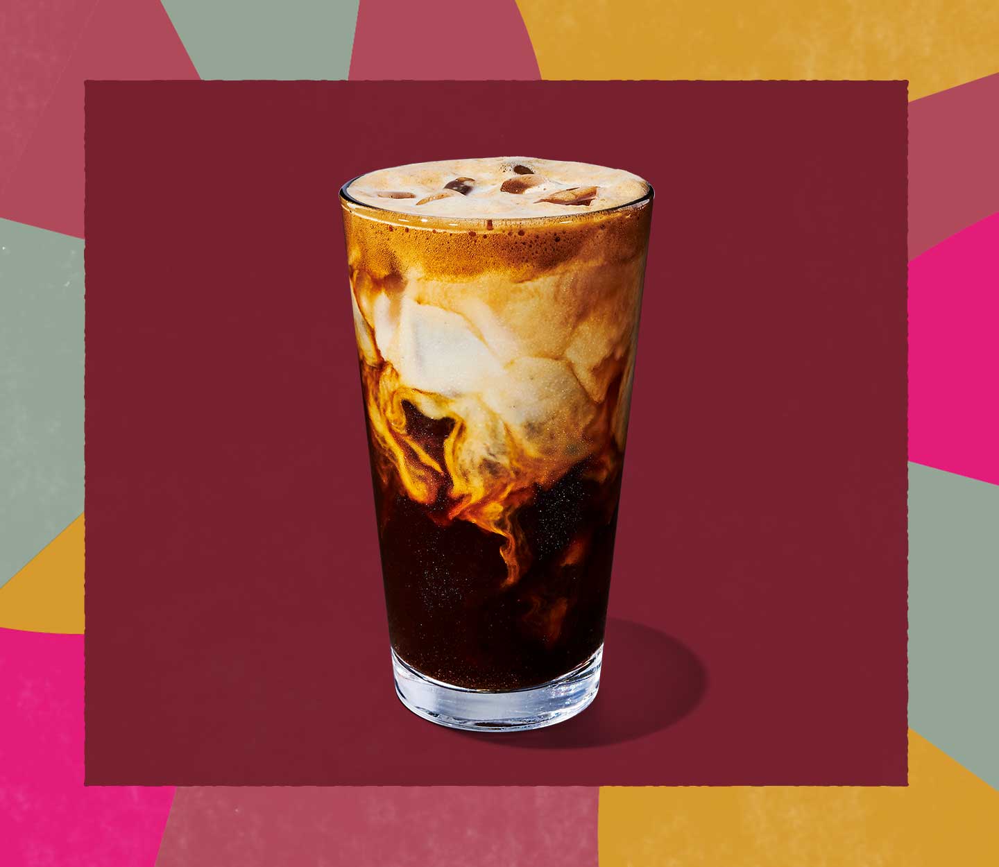 Une boisson à base d’espresso rehaussée d’une épaisse couche crémeuse dans un grand verre.