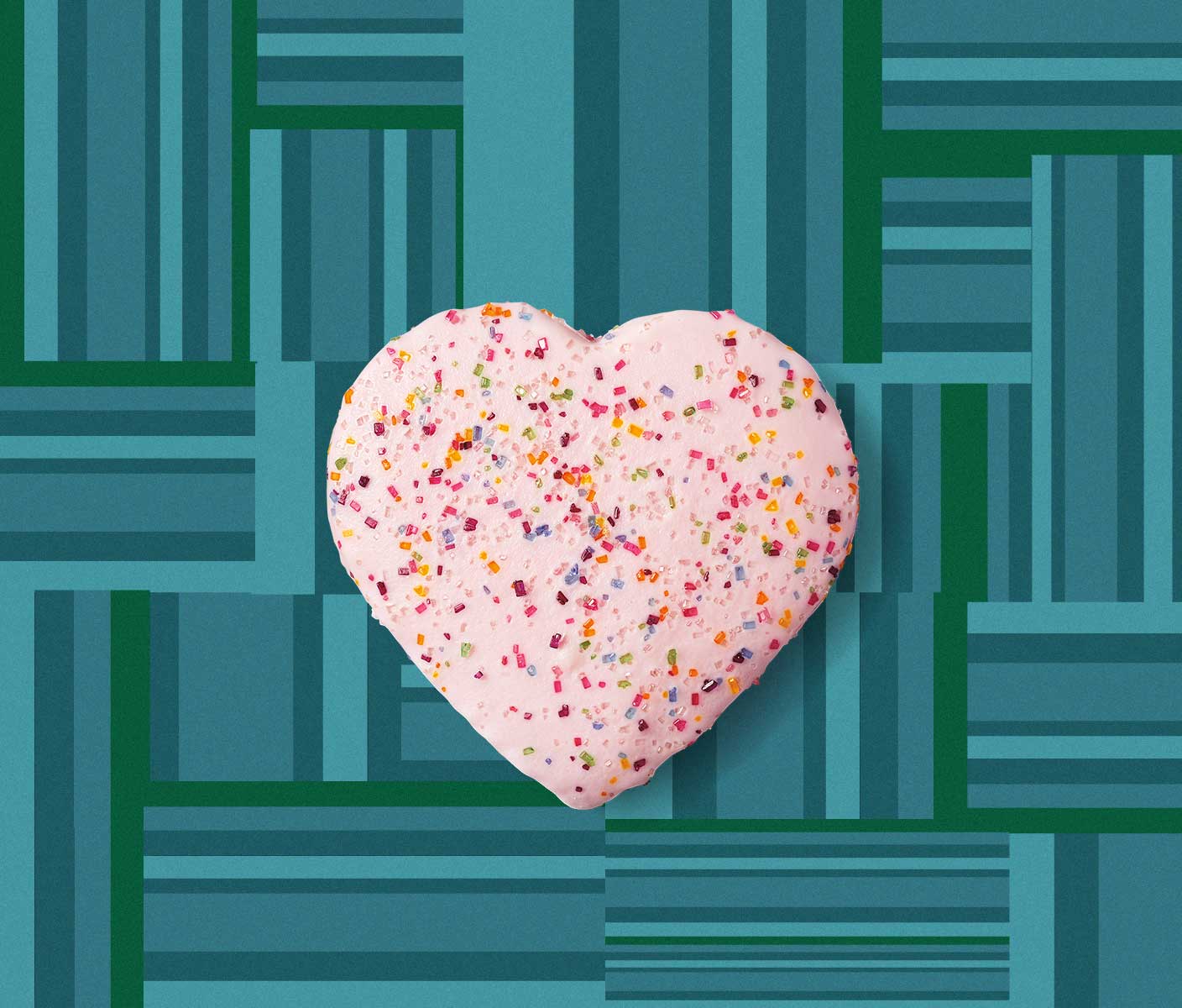 Un biscuit en forme de cœur garni de paillettes colorées.