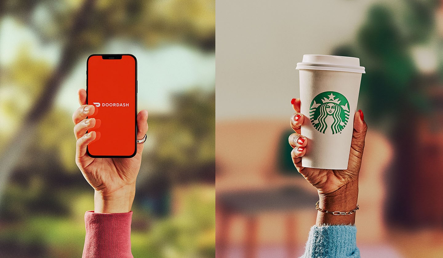 À gauche, une main tient un téléphone où l’on voit l’appli DoorDash. À droite, une main tient une tasse de café Starbucks.