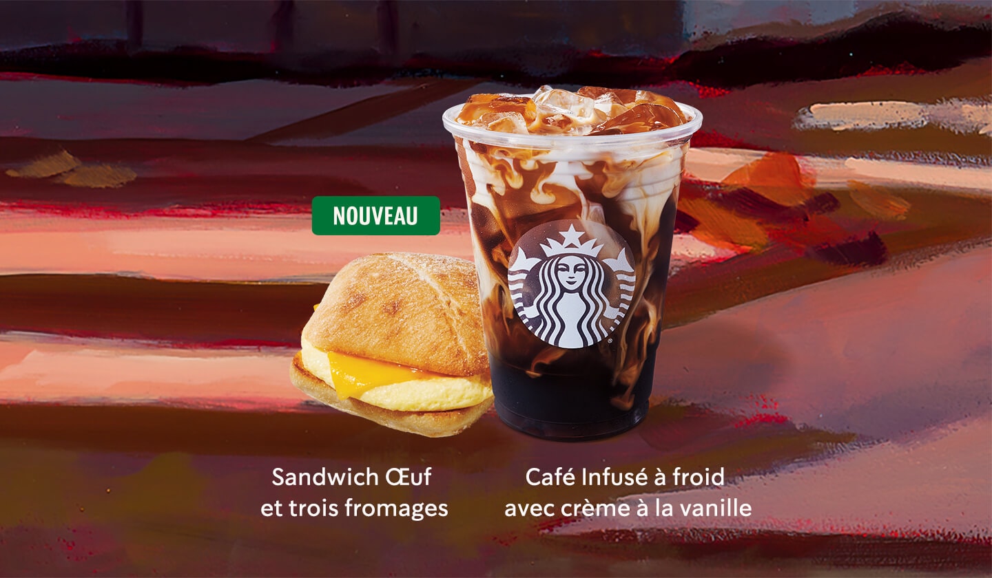 Image d’un café infusé à froid avec crème à la vanille, avec le nouveau sandwich Œuf et trois fromages à ses côtés.