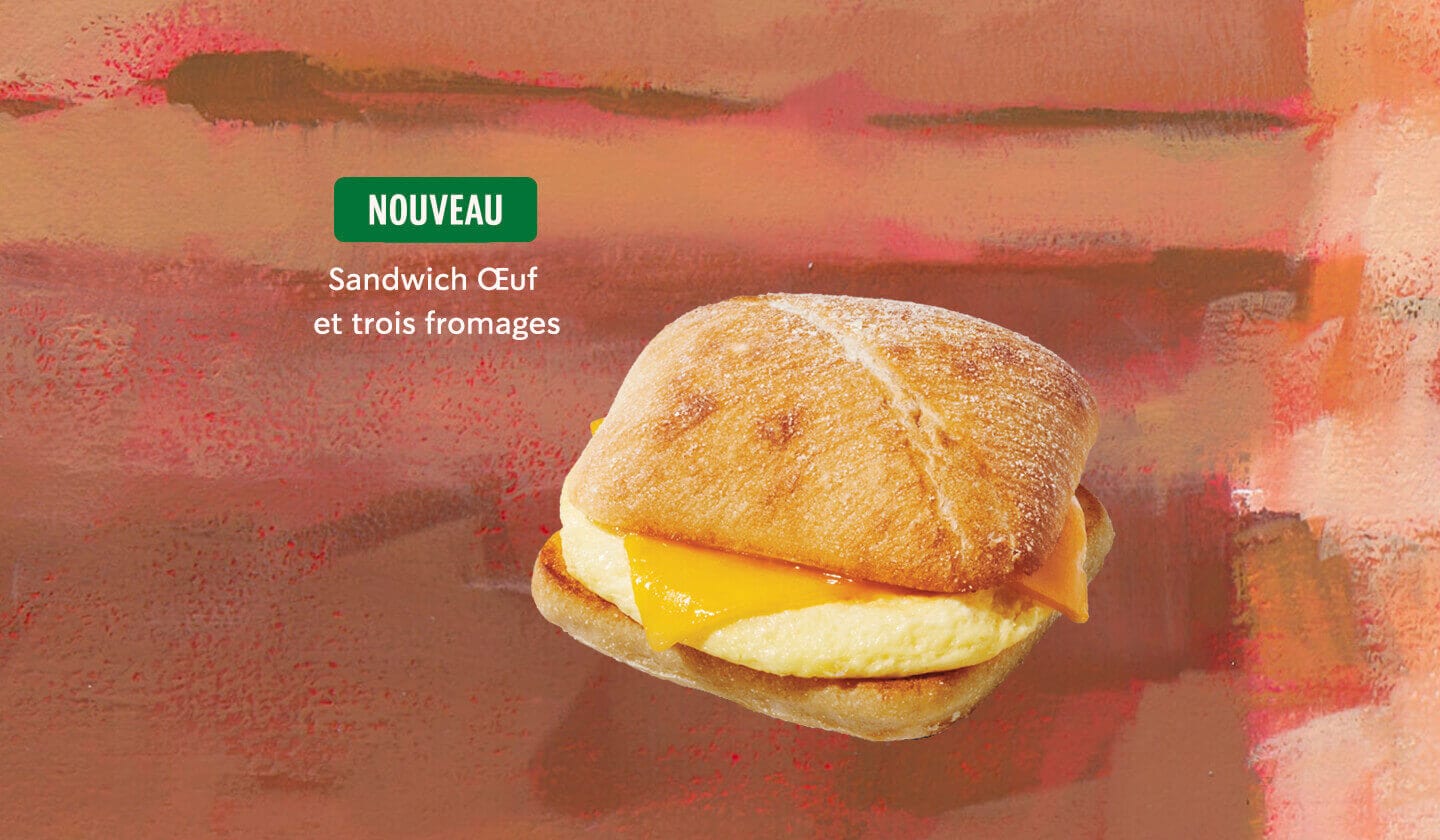 Le nouveau sandwich Œuf et trois fromages grillé à la perfection avec son pain bombé et le fromage fondu qui coule sur l’œuf doré