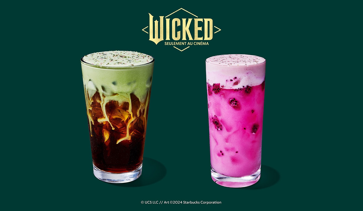 Deux nouvelles boissons Starbucks® inspirées par le film WICKED sont placées l’une à côté de l’autre, sur un arrière-plan vert, avec le logo de WICKED.