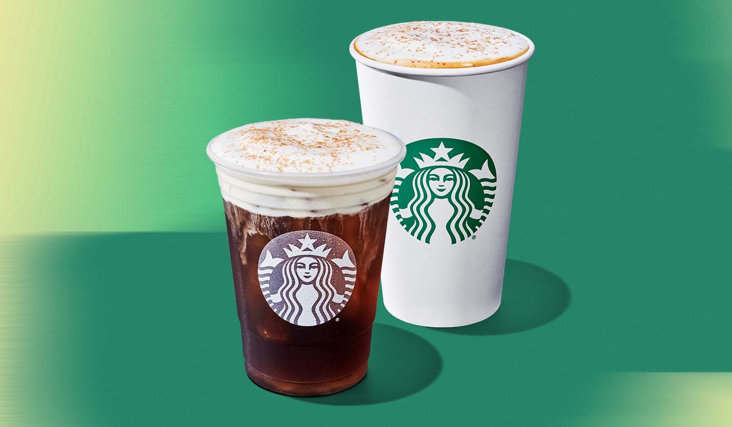 Deux boissons hivernales de Starbucks : l'une dans un gobelet blanc et l'autre dans un gobelet pour boisson froide transparent, le tout sur un fond vert apaisant.