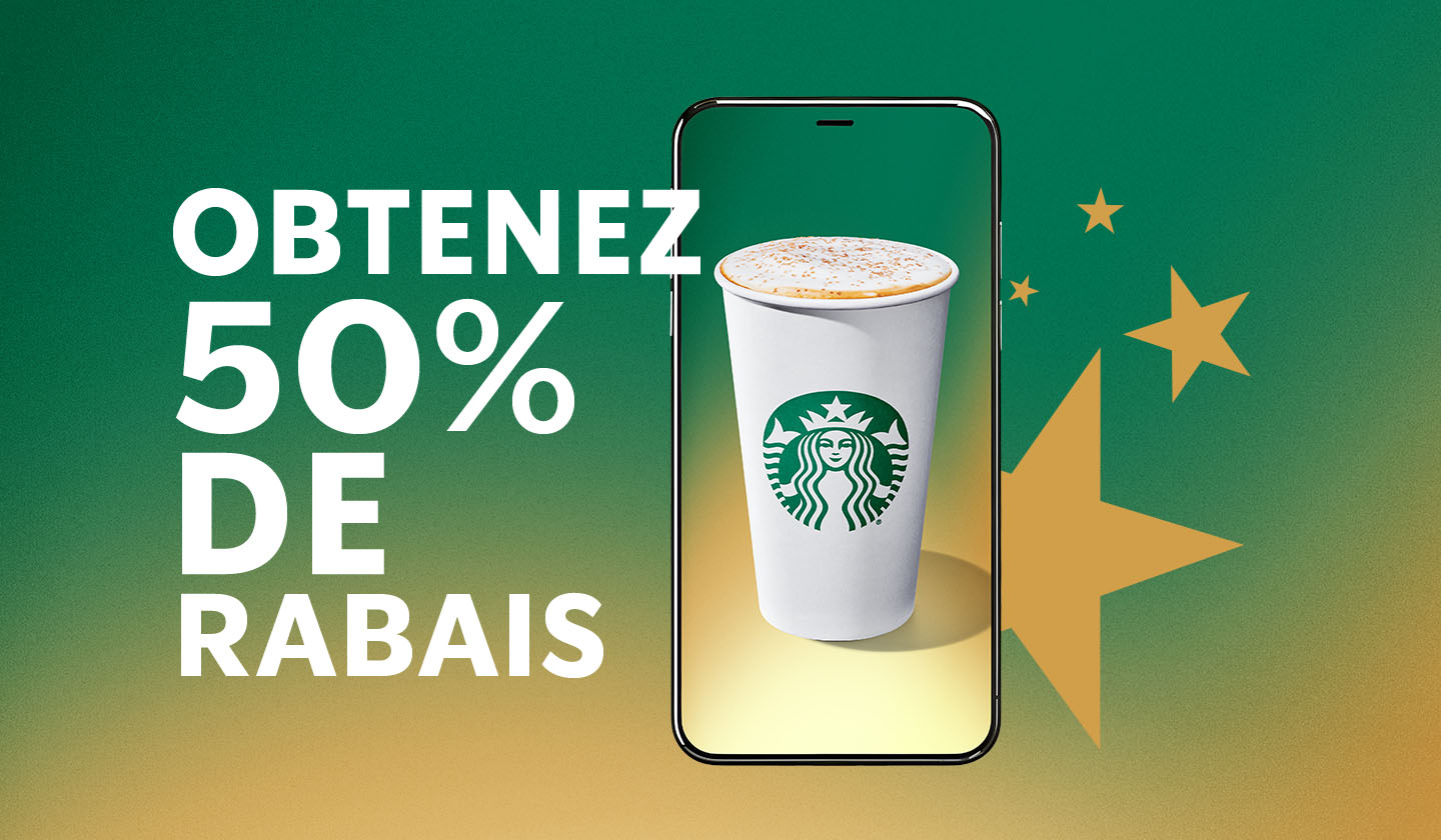 OBTENEZ 50 % DE RABAIS | Latte à la pistache sur écran de téléphone, avec logo Récompenses Starbucks entouré d’étoiles, sur fond vert et doré.