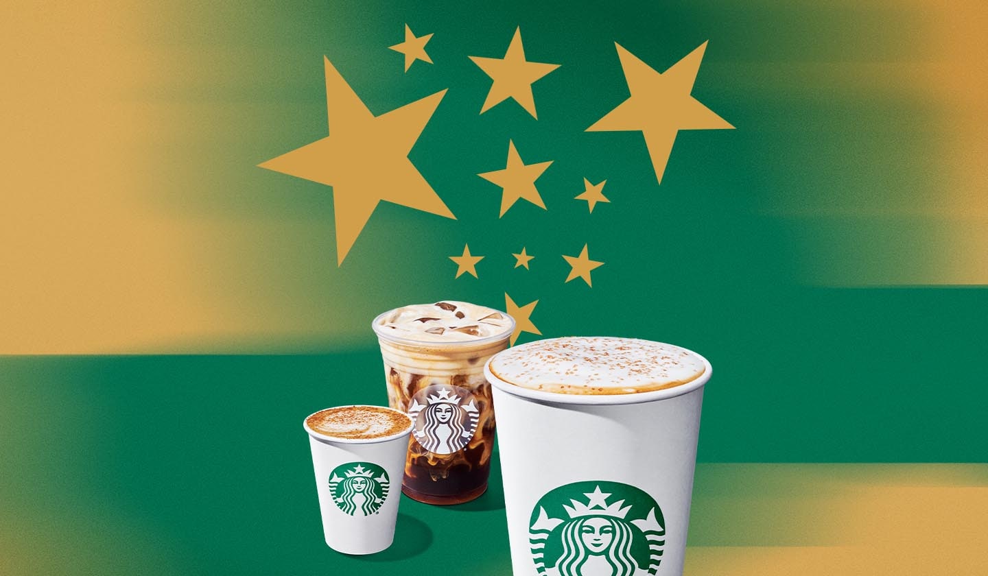 Trois boissons de la promo Hiver Starbucks sont montrées sur un fond vert et or, entourées de dix étoiles.